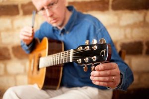 VÌ SAO DÂY GUITAR CỦA BẠN HAY DỄ BỊ ĐỨT?