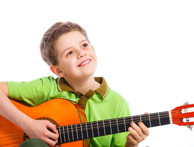Cho bé học đàn guitar lúc mấy tuổi