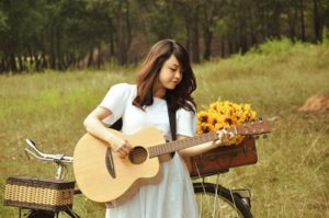 CON GÁI CÓ NÊN HỌC CHƠI ĐÀN GUITAR HAY KHÔNG?