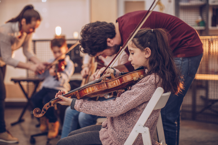 MỞ LỚP HỌC VIOLON CĂN BẢN DÀNH CHO NGƯỜI MỚI BẮT ĐẦU