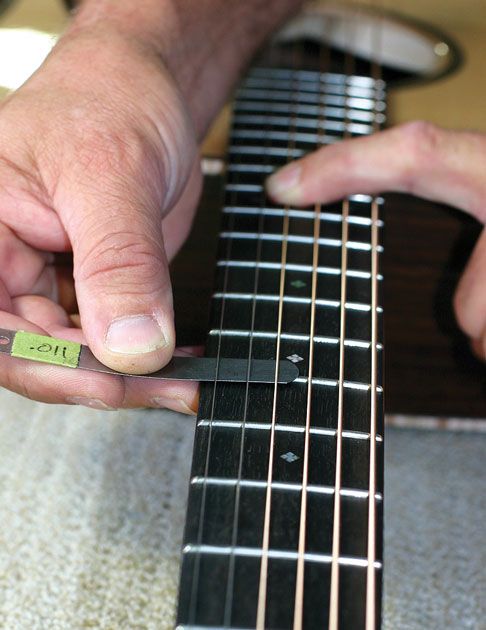 NHỮNG CÁCH CHỈNH CẦN ĐÀN GUITAR BỊ CONG