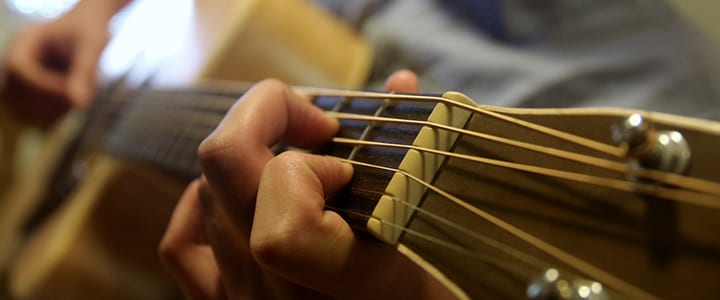 NHỮNG CÁCH CHỈNH CẦN ĐÀN GUITAR BỊ CONG