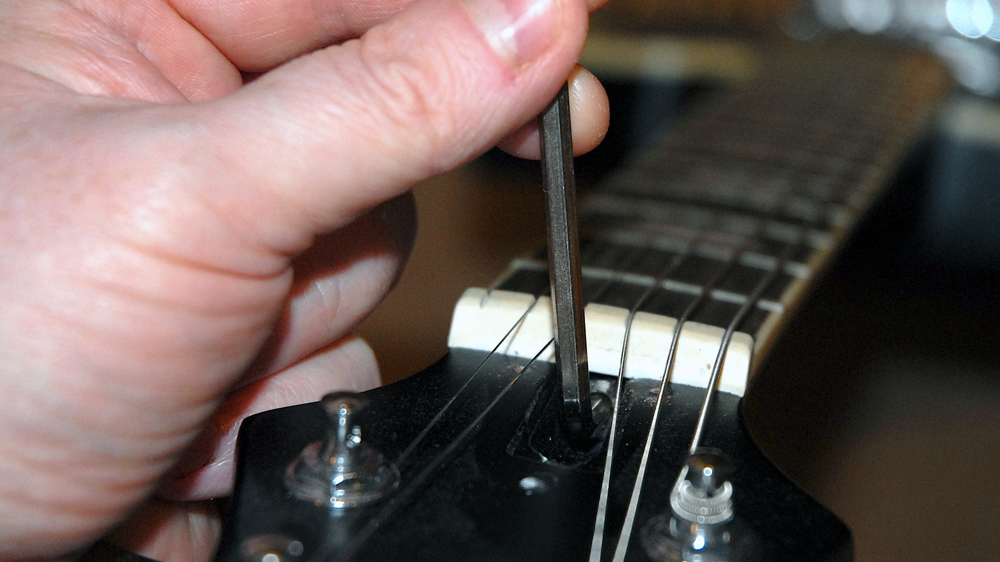 NHỮNG CÁCH CHỈNH CẦN ĐÀN GUITAR BỊ CONG