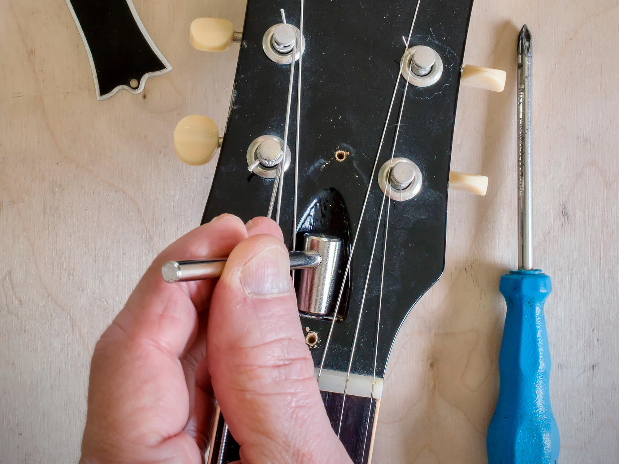 NHỮNG CÁCH CHỈNH CẦN ĐÀN GUITAR BỊ CONG