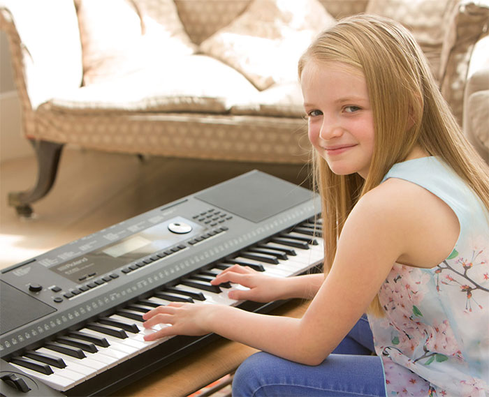 Có nên học đàn piano online không? So sánh với hình thức học offline