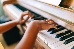 Có nên học đàn piano online không? So sánh với hình thức học offline