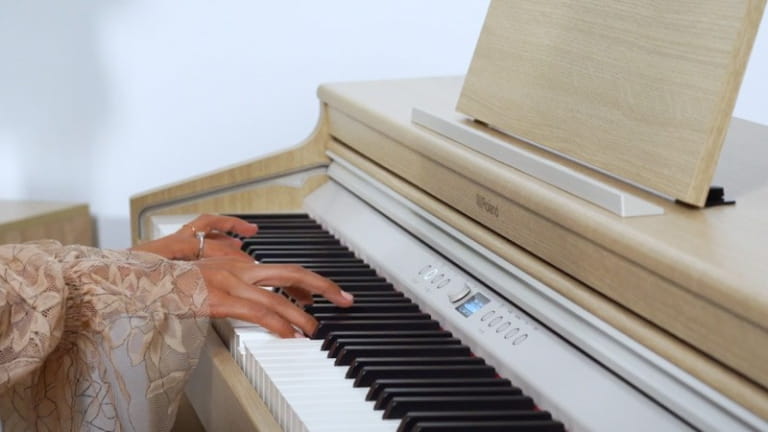 Roland RP701 vs HP702