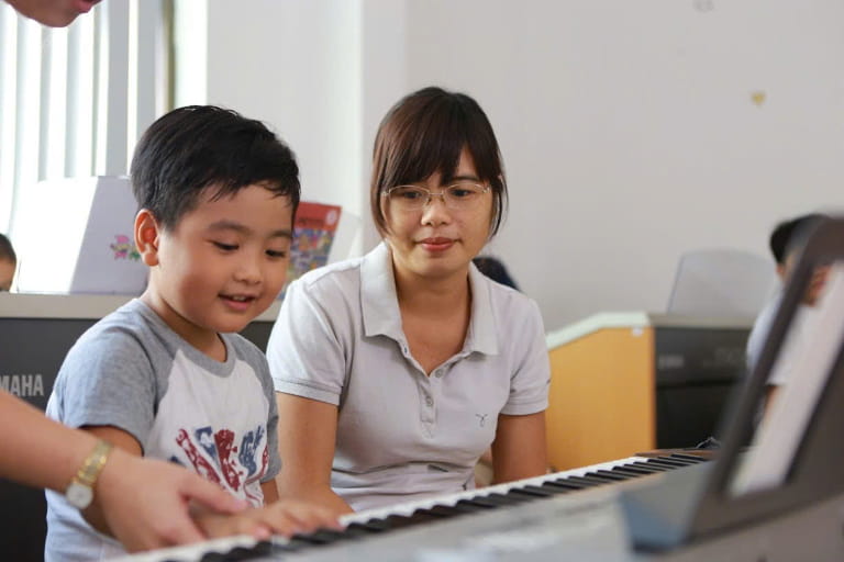 Cho bé học lớp cảm thụ âm nhạc