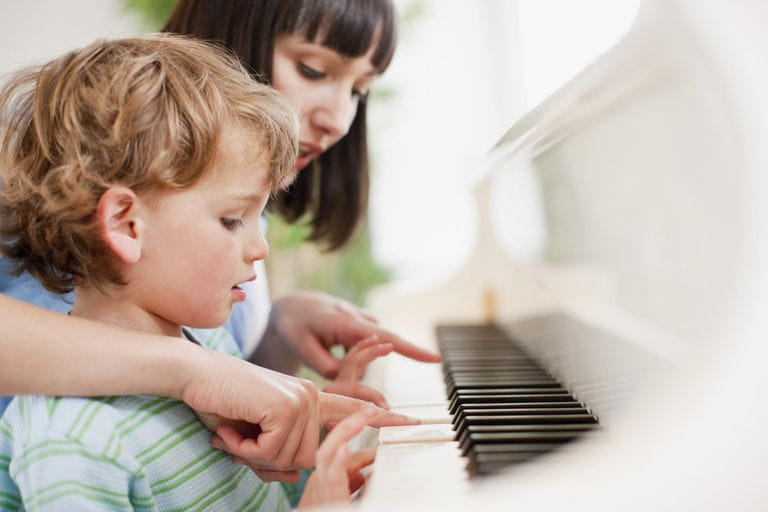Nên Cho Bé Học Piano Hay Organ