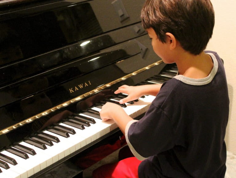 Nên Cho Bé Học Piano Hay Organ