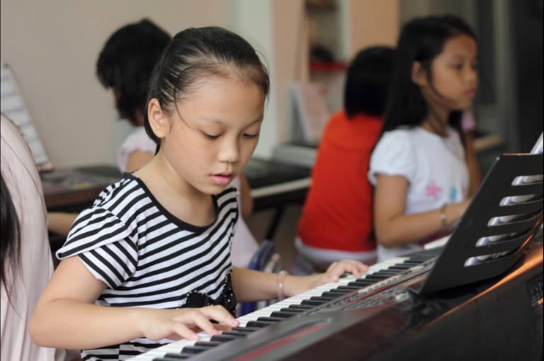 Nên Cho Bé Học Piano Hay Organ