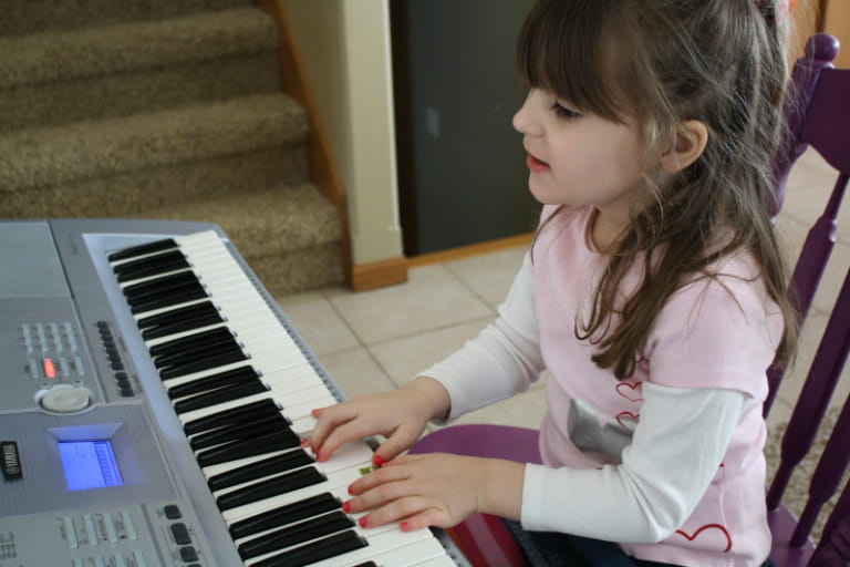 Nên Cho Bé Học Piano Hay Organ