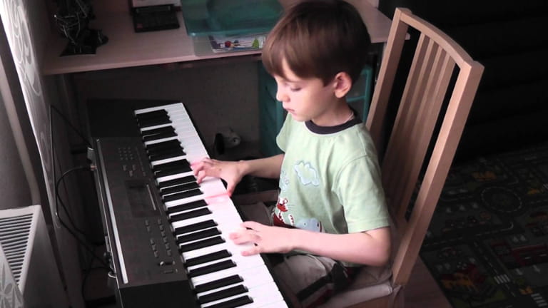 Nên Cho Bé Học Piano Hay Organ