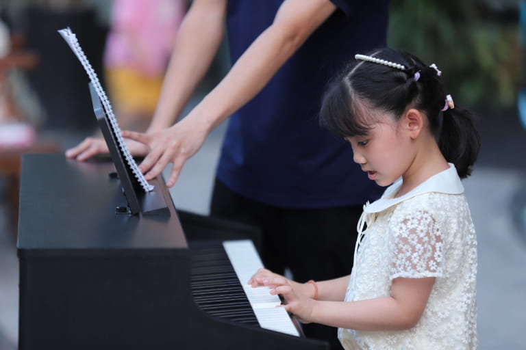 Nên Cho Bé Học Piano Hay Organ