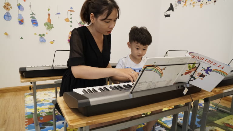 Organ phù hợp với trẻ điềm đạm, giúp rèn luyện khả năng tập trung, phối hợp hai tay và phát triển tư duy logic.